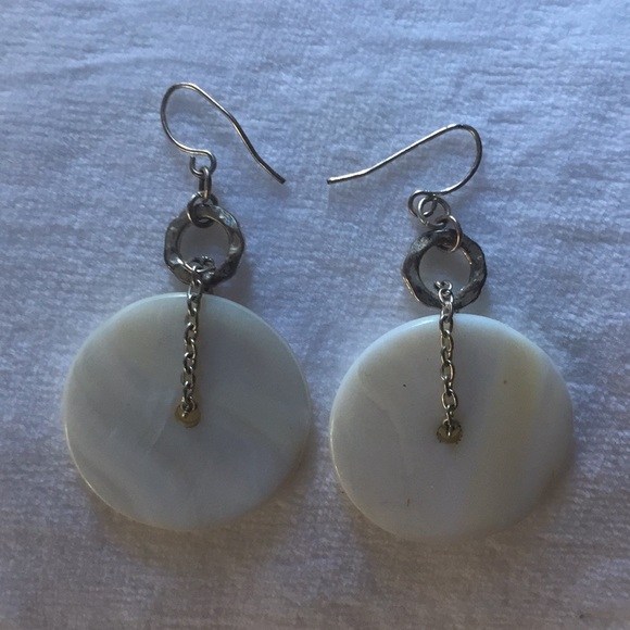 Shell and hammered loop pierced earrings - Picture 1 of 7
